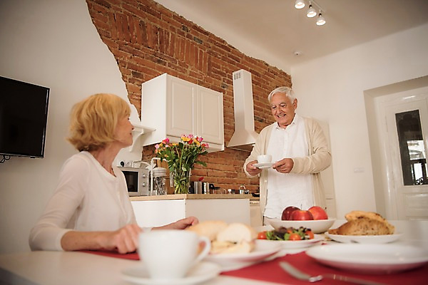 포토 JPG 주간 서양인 여자 노년 남자 빵 과일 식탁 조명 실내 서기 미소 들기 사람 앉기 상반신 두명 앞모습 옆모습 실버라이프 꽃병 노부부 샐러드 커피잔 싱크대 서빙 70대 국내포토 자연요소 외국인 라이프스타일 부부 꽃 커피 음식 뷰포인트 모션 탁자 잔 표정 성인 내부 개수대 파일형식