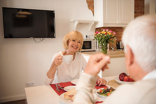 포토 JPG 주간 서양인 여자 노년 남자 과일 실내 미소 들기 사람 상반신 두명 앞모습 뒷모습 실버라이프 마주보기 주방 꽃병 노부부 텔레비전 식사 샐러드 커피잔 70대 국내포토 자연요소 외국인 라이프스타일 부부 꽃 커피 음식 뷰포인트 모션 잔 표정 성인 내부 전자제품 파일형식