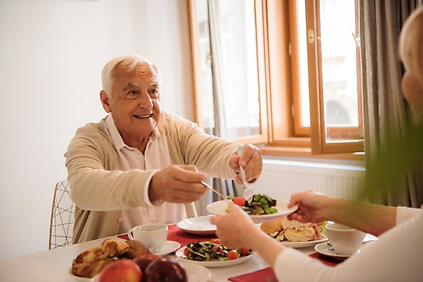 포토 JPG 주간 서양인 접시 응시 여자 노년 남자 커피 빵 포크 과일 창문 식탁 실내 미소 사람 앉기 상반신 두명 옆모습 실버라이프 노부부 식사 샐러드 커튼 70대 국내포토 자연요소 외국인 라이프스타일 식기 부부 시선 음료 음식 뷰포인트 모션 탁자 표정 성인 내부 파일형식