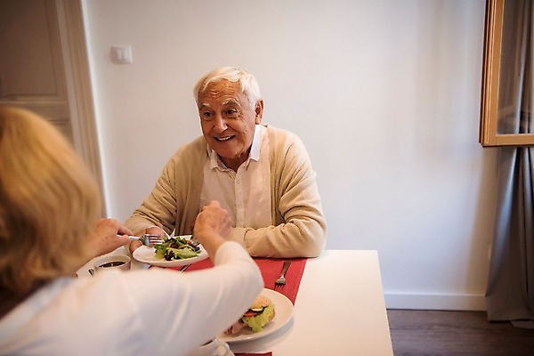 포토 JPG 주간 서양인 접시 응시 여자 노년 남자 창문 식탁 실내 미소 사람 앉기 상반신 두명 앞모습 뒷모습 실버라이프 노부부 식사 샐러드 커튼 70대 국내포토 자연요소 외국인 라이프스타일 식기 부부 시선 음식 뷰포인트 모션 탁자 표정 성인 내부 파일형식