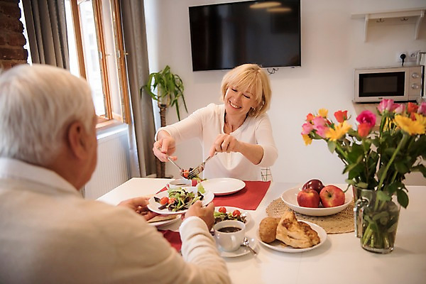 포토 JPG 주간 서양인 접시 여자 노년 남자 커피 빵 식탁 실내 미소 사람 상반신 두명 앞모습 뒷모습 실버라이프 꽃병 노부부 텔레비전 샐러드 사과 창가 70대 국내포토 자연요소 외국인 라이프스타일 식기 부부 꽃 음료 음식 뷰포인트 과일 창문 탁자 표정 성인 내부 전자제품 파일형식