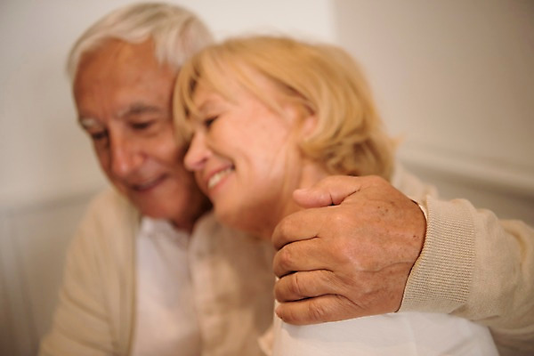 포토 JPG 주간 서양인 여자 노년 남자 안기 실내 미소 사람 상반신 두명 옆모습 실버라이프 노부부 기댐 70대 어깨에손 국내포토 자연요소 외국인 라이프스타일 부부 뷰포인트 모션 표정 성인 내부 파일형식