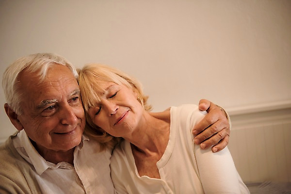 포토 JPG 주간 서양인 여자 노년 남자 실내 미소 사람 근접촬영 상반신 두명 앞모습 실버라이프 노부부 기댐 70대 어깨에손 국내포토 자연요소 외국인 라이프스타일 부부 뷰포인트 모션 표정 성인 내부 파일형식