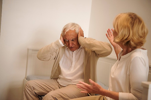 포토 JPG 주간 서양인 여자 노년 남자 실내 사람 손짓 상반신 두명 옆모습 실버라이프 노부부 찡그림 귀막기 70대 잔소리 국내포토 자연요소 외국인 라이프스타일 부부 뷰포인트 모션 표정 성인 내부 파일형식