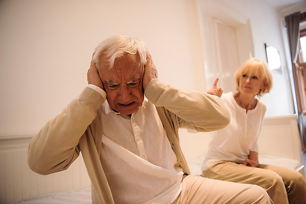 포토 JPG 주간 서양인 여자 노년 남자 실내 사람 앉기 상반신 두명 옆모습 실버라이프 노부부 분노 찡그림 귀막기 70대 잔소리 국내포토 자연요소 외국인 라이프스타일 부부 감정 뷰포인트 모션 표정 손짓 성인 내부 파일형식