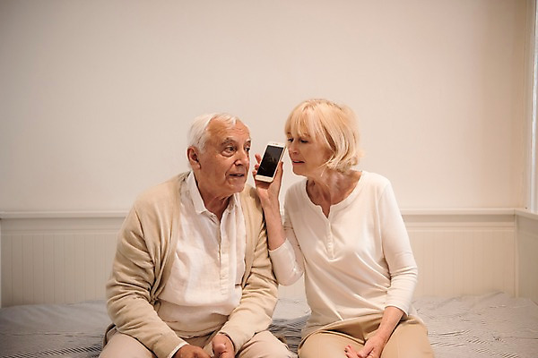 포토 JPG 주간 서양인 여자 노년 남자 실내 들기 사람 앉기 상반신 두명 앞모습 실버라이프 스마트폰 노부부 듣기 70대 통화 국내포토 자연요소 외국인 라이프스타일 부부 뷰포인트 모션 성인 내부 핸드폰 스마트기기 파일형식