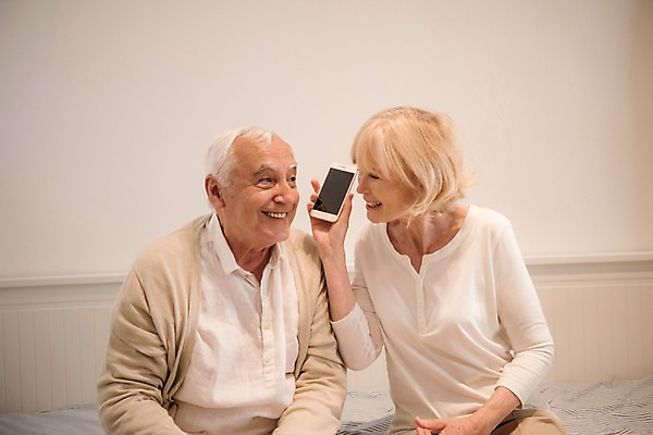 포토 JPG 주간 서양인 응시 여자 노년 남자 실내 미소 사람 앉기 상반신 두명 앞모습 실버라이프 스마트폰 마주보기 노부부 즐거움 70대 통화 국내포토 자연요소 외국인 라이프스타일 부부 시선 감정 뷰포인트 모션 표정 성인 내부 핸드폰 스마트기기 파일형식