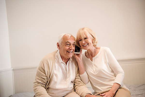 포토 JPG 주간 서양인 여자 노년 남자 실내 미소 사람 앉기 상반신 두명 앞모습 실버라이프 스마트폰 소파 노부부 듣기 70대 통화 국내포토 자연요소 외국인 라이프스타일 부부 뷰포인트 의자 모션 표정 성인 내부 핸드폰 스마트기기 파일형식