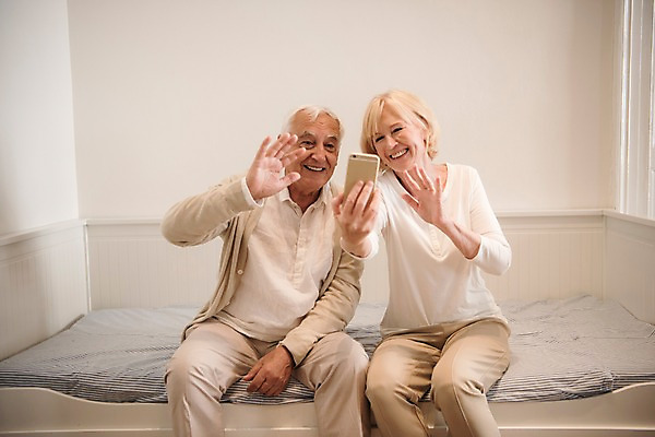 포토 JPG 주간 서양인 여자 노년 남자 실내 미소 사람 앉기 상반신 두명 앞모습 실버라이프 스마트폰 소파 손들기 노부부 인사 즐거움 손인사 70대 영상통화 국내포토 자연요소 외국인 라이프스타일 부부 감정 뷰포인트 의자 모션 표정 성인 내부 핸드폰 스마트기기 예절 통화 파일형식
