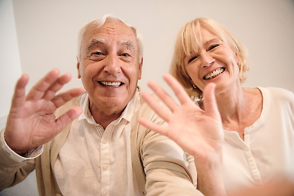 포토 JPG 주간 서양인 응시 여자 노년 남자 실내 미소 사람 상반신 두명 앞모습 실버라이프 손들기 노부부 인사 즐거움 70대 국내포토 자연요소 외국인 라이프스타일 부부 시선 감정 뷰포인트 모션 표정 성인 내부 예절 파일형식