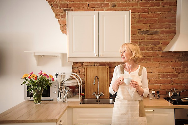 포토 JPG 주간 서양인 응시 여자 노년 실내 한명 서기 미소 들기 사람 상반신 앞모습 실버라이프 주방 꽃병 기댐 앞치마 커피잔 싱크대 수도꼭지 70대 노인여자한명만 국내포토 자연요소 외국인 1 라이프스타일 시선 꽃 커피 뷰포인트 모션 잔 표정 성인 내부 개수대 여자한명만 노인여자만 파일형식