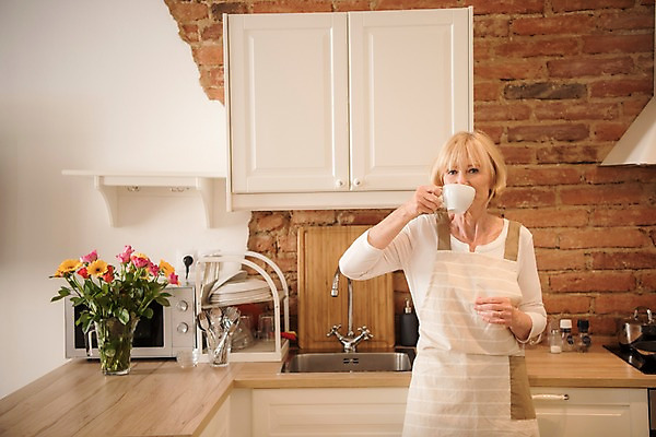 포토 JPG 주간 서양인 여자 노년 커피 실내 한명 사람 상반신 앞모습 실버라이프 주방 꽃병 앞치마 마시기 싱크대 70대 노인여자한명만 국내포토 자연요소 외국인 1 라이프스타일 꽃 음료 뷰포인트 모션 성인 내부 개수대 여자한명만 노인여자만 파일형식