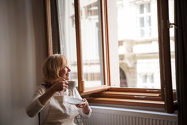 포토 JPG 주간 서양인 응시 여자 노년 커피 실내 한명 미소 들기 사람 앉기 상반신 건물 앞모습 실버라이프 앞치마 마시기 커피잔 70대 창밖 노인여자한명만 국내포토 자연요소 외국인 1 라이프스타일 건축물 시선 음료 뷰포인트 창문 모션 잔 표정 성인 내부 여자한명만 노인여자만 파일형식