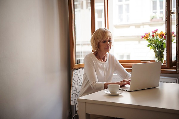 포토 JPG 주간 서양인 여자 노년 실내 한명 사람 앉기 상반신 옆모습 노트북 실버라이프 꽃병 커피잔 창가 책상 70대 노인여자한명만 국내포토 자연요소 외국인 1 라이프스타일 꽃 커피 뷰포인트 가구 창문 모션 잔 성인 내부 전자제품 여자한명만 노인여자만 파일형식
