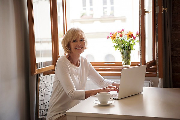 포토 JPG 주간 서양인 응시 여자 노년 실내 한명 미소 사람 앉기 상반신 옆모습 노트북 실버라이프 꽃병 타이핑 커튼 창가 70대 노인여자한명만 국내포토 자연요소 외국인 1 라이프스타일 시선 꽃 뷰포인트 창문 모션 표정 성인 내부 전자제품 여자한명만 노인여자만 파일형식