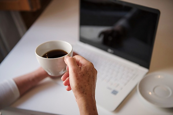 포토 JPG 주간 서양인 여자 노년 탁자 실내 한명 들기 사람 신체부위 노트북 실버라이프 양손 커피잔 70대 국내포토 자연요소 외국인 1 라이프스타일 손 커피 가구 모션 잔 성인 내부 전자제품 파일형식