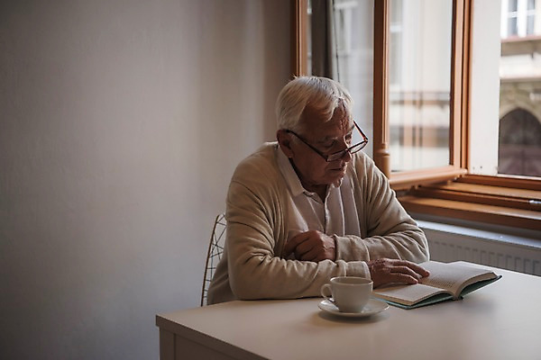 포토 JPG 주간 서양인 응시 노년 남자 창문 실내 한명 사람 앉기 상반신 건물 옆모습 책 실버라이프 독서 커피잔 창가 70대 노인남자한명만 국내포토 자연요소 외국인 1 라이프스타일 건축물 시선 커피 뷰포인트 모션 잔 성인 내부 남자한명만 노인남자만 파일형식