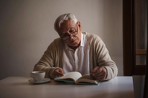 포토 JPG 주간 서양인 응시 노년 남자 탁자 실내 한명 사람 상반신 앞모습 책 실버라이프 독서 커피잔 집중 창가 70대 노인남자한명만 국내포토 자연요소 외국인 1 라이프스타일 시선 커피 뷰포인트 가구 컨셉 창문 잔 성인 내부 남자한명만 노인남자만 파일형식