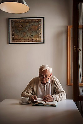 포토 JPG 주간 서양인 응시 노년 남자 액자 실내 한명 사람 상반신 앞모습 책 실버라이프 독서 커튼 커피잔 창가 70대 노인남자한명만 국내포토 자연요소 외국인 1 라이프스타일 시선 커피 뷰포인트 창문 잔 성인 내부 남자한명만 노인남자만 파일형식