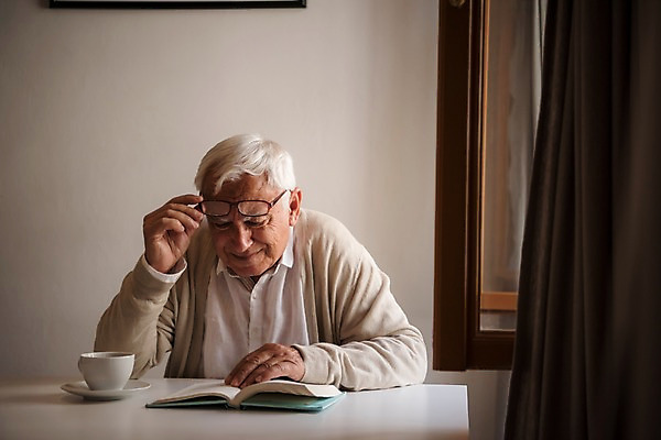 포토 JPG 주간 서양인 노년 남자 안경 탁자 실내 한명 사람 상반신 앞모습 책 실버라이프 독서 잡기 커튼 벗기 커피잔 창가 70대 노인남자한명만 국내포토 자연요소 외국인 1 라이프스타일 잡화 커피 뷰포인트 가구 창문 모션 잔 성인 내부 남자한명만 노인남자만 파일형식
