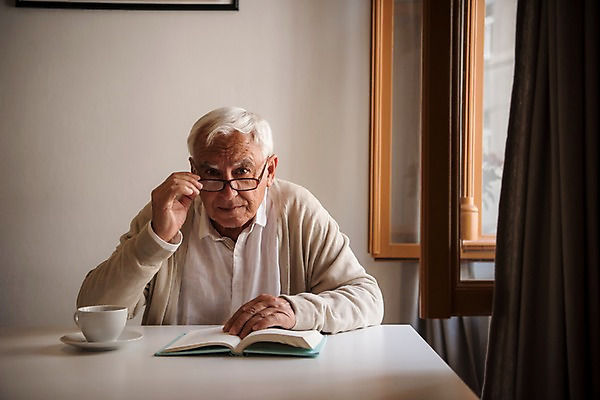 포토 JPG 주간 서양인 응시 노년 남자 탁자 실내 한명 사람 상반신 앞모습 책 실버라이프 독서 잡기 커튼 커피잔 창가 70대 노인남자한명만 안경낌 국내포토 자연요소 외국인 1 라이프스타일 시선 안경 커피 뷰포인트 가구 창문 모션 잔 성인 내부 남자한명만 노인남자만 파일형식