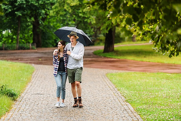 포토 JPG 전신 서양인 나무 커플 응시 공원 여자 남자 데이트 우산 들기 사람 잔디 20대 성인 두명 앞모습 걷기 산책 산책로 비 어깨에손 국내포토 자연요소 외국인 식물 시선 공공시설 길 뷰포인트 관계 모션 날씨 휴식 청년 파일형식