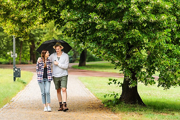 포토 JPG 전신 서양인 나무 커플 공원 여자 남자 데이트 우산 들기 사람 잔디 20대 성인 두명 앞모습 걷기 산책 산책로 비 오솔길 어깨에손 국내포토 자연요소 외국인 식물 공공시설 길 뷰포인트 관계 모션 날씨 휴식 청년 파일형식