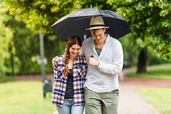 포토 JPG 서양인 나무 커플 공원 여자 남자 데이트 우산 미소 들기 사람 잔디 상반신 20대 성인 두명 앞모습 걷기 산책 산책로 비 오솔길 공원길 어깨에손 국내포토 자연요소 외국인 식물 공공시설 길 뷰포인트 관계 모션 날씨 휴식 표정 청년 파일형식