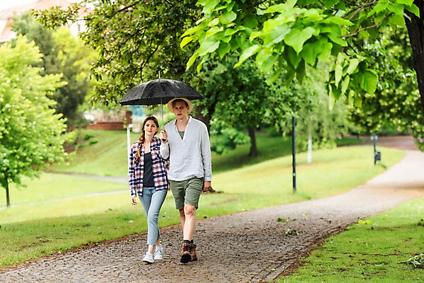 포토 JPG 전신 서양인 나무 커플 공원 여자 남자 데이트 우산 들기 사람 잔디 20대 성인 두명 앞모습 걷기 팔짱 산책 산책로 비 오솔길 국내포토 자연요소 외국인 식물 공공시설 길 뷰포인트 관계 모션 날씨 휴식 청년 파일형식