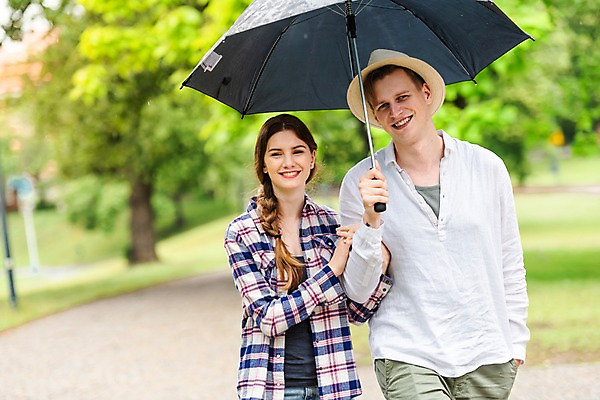 포토 JPG 서양인 커플 응시 공원 여자 남자 데이트 우산 미소 들기 사람 잔디 상반신 20대 성인 두명 앞모습 팔짱 산책 비 주머니손 챙모자 국내포토 자연요소 외국인 식물 모자_잡화 시선 공공시설 뷰포인트 관계 모션 날씨 휴식 표정 청년 파일형식