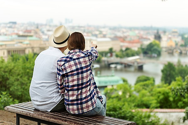 포토 JPG 서양인 나무 건축물 커플 응시 여자 남자 벤치 데이트 사람 앉기 풍경 상반신 20대 성인 두명 건물 뒷모습 강 가리킴 비 챙모자 해외도시 가교 국내포토 자연요소 외국인 식물 모자_잡화 해외 시선 건축 뷰포인트 의자 관계 모션 날씨 손짓 청년 도시 파일형식