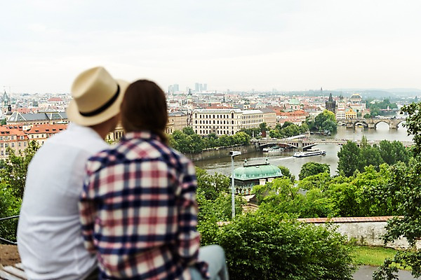 포토 JPG 서양인 건축물 커플 응시 여자 남자 벤치 데이트 하늘 사람 앉기 풍경 상반신 20대 성인 두명 건물 뒷모습 아웃포커스 강 도시 비 챙모자 가교 국내포토 자연요소 외국인 모자_잡화 시선 건축 뷰포인트 의자 관계 모션 날씨 촬영기법 청년 파일형식