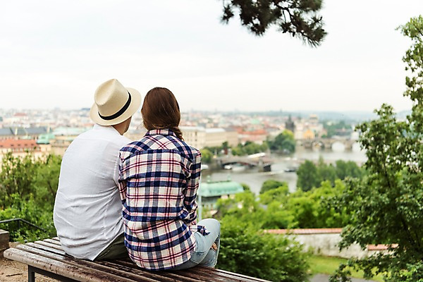 포토 JPG 서양인 나무 커플 여자 남자 벤치 데이트 주택 사람 앉기 풍경 상반신 20대 성인 두명 건물 뒷모습 강 도시 비 유람선 챙모자 가교 국내포토 자연요소 외국인 식물 모자_잡화 건축물 뷰포인트 배_교통 의자 관계 모션 날씨 청년 파일형식