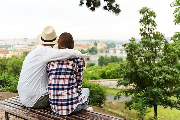 포토 JPG 서양인 나무 커플 여자 남자 벤치 데이트 사람 앉기 풍경 잔디 상반신 20대 성인 두명 뒷모습 강 도시 비 챙모자 가교 어깨에손 국내포토 자연요소 외국인 식물 모자_잡화 건축물 뷰포인트 의자 관계 모션 날씨 청년 파일형식