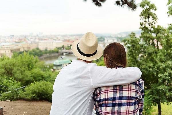 포토 JPG 서양인 나무 커플 응시 공원 여자 남자 데이트 사람 앉기 풍경 상반신 20대 성인 두명 건물 뒷모습 흙 비 챙모자 어깨에손 국내포토 자연요소 외국인 식물 모자_잡화 건축물 시선 공공시설 뷰포인트 관계 모션 날씨 청년 파일형식