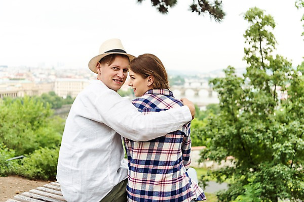 포토 JPG 서양인 나무 커플 여자 남자 벤치 데이트 미소 사람 앉기 풍경 상반신 20대 성인 두명 뒷모습 뒤돌아보기 비 챙모자 어깨에손 국내포토 자연요소 외국인 식물 모자_잡화 뷰포인트 의자 관계 모션 날씨 표정 청년 파일형식