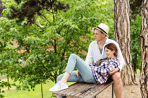 포토 JPG 전신 서양인 나무 커플 응시 공원 여자 남자 벤치 데이트 미소 사람 앉기 잔디 상반신 20대 성인 두명 앞모습 옆모습 눕기 기댐 비 나무기둥 챙모자 국내포토 자연요소 외국인 식물 모자_잡화 시선 공공시설 뷰포인트 의자 관계 모션 날씨 표정 청년 파일형식