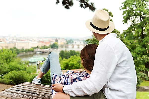 포토 JPG 전신 서양인 나무 건축물 커플 응시 여자 남자 데이트 사람 앉기 풍경 상반신 20대 성인 두명 옆모습 뒷모습 강 눕기 기댐 비 유람선 챙모자 국내포토 자연요소 외국인 식물 모자_잡화 시선 건축 뷰포인트 배_교통 관계 모션 날씨 청년 파일형식