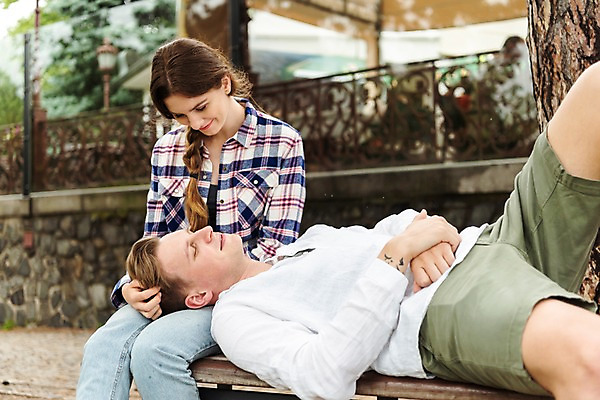 포토 JPG 서양인 커플 응시 여자 남자 벤치 데이트 미소 사람 앉기 상반신 20대 성인 두명 앞모습 옆모습 눕기 눈감음 비 나무기둥 무릎베개 국내포토 자연요소 외국인 시선 뷰포인트 의자 관계 모션 날씨 표정 청년 파일형식