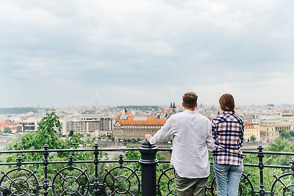 포토 JPG 서양인 구름 건축물 커플 응시 여자 남자 데이트 난간 하늘 사람 풍경 상반신 20대 성인 두명 건물 뒷모습 강 기댐 비 국내포토 자연요소 외국인 시선 건축 뷰포인트 관계 모션 날씨 청년 파일형식