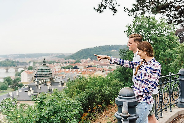 포토 JPG 서양인 나무 커플 응시 여자 남자 건축 데이트 난간 미소 사람 풍경 상반신 20대 성인 두명 옆모습 기댐 가리킴 비 국내포토 자연요소 외국인 식물 시선 뷰포인트 관계 모션 날씨 표정 손짓 청년 파일형식
