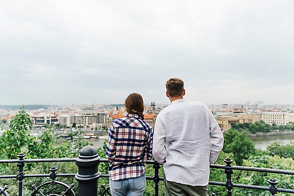 포토 JPG 서양인 나무 커플 응시 여자 남자 데이트 난간 사람 풍경 상반신 20대 성인 두명 건물 뒷모습 강 잡기 비 국내포토 자연요소 외국인 식물 건축물 시선 뷰포인트 관계 모션 날씨 청년 파일형식