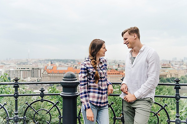 포토 JPG 서양인 나무 커플 응시 여자 남자 데이트 난간 미소 사람 풍경 상반신 20대 성인 두명 건물 옆모습 마주보기 기댐 비 국내포토 자연요소 외국인 식물 건축물 시선 뷰포인트 관계 모션 날씨 표정 청년 파일형식