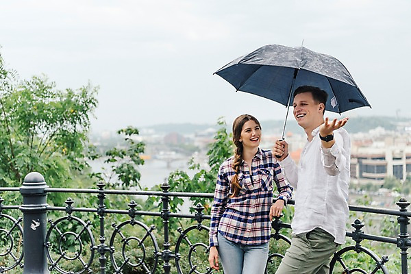 포토 JPG 서양인 나무 커플 여자 남자 데이트 우산 난간 미소 들기 사람 풍경 상반신 20대 성인 두명 건물 앞모습 옆모습 강 기댐 비 손내밀기 즐거움 국내포토 자연요소 외국인 식물 건축물 감정 뷰포인트 관계 모션 날씨 표정 손짓 청년 파일형식