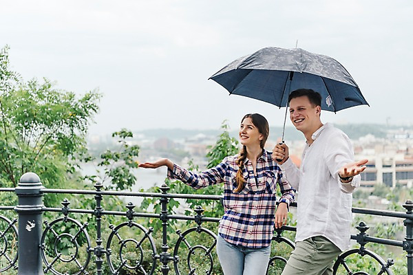 포토 JPG 서양인 나무 커플 응시 여자 남자 데이트 우산 난간 미소 들기 사람 풍경 상반신 20대 성인 두명 건물 앞모습 옆모습 강 기댐 비 손내밀기 국내포토 자연요소 외국인 식물 건축물 시선 뷰포인트 관계 모션 날씨 표정 손짓 청년 파일형식