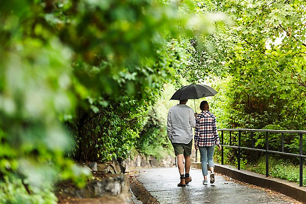 포토 JPG 전신 서양인 나무 커플 공원 여자 남자 데이트 우산 난간 들기 사람 20대 성인 두명 뒷모습 걷기 산책 산책로 비 국내포토 자연요소 외국인 식물 공공시설 길 뷰포인트 관계 모션 날씨 휴식 청년 파일형식