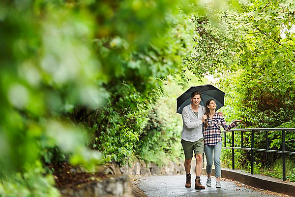 포토 JPG 전신 서양인 나무 커플 응시 공원 여자 남자 데이트 우산 미소 들기 사람 20대 성인 두명 앞모습 걷기 산책 산책로 비 손내밀기 어깨에손 국내포토 자연요소 외국인 식물 시선 공공시설 길 뷰포인트 관계 모션 날씨 휴식 표정 손짓 청년 파일형식