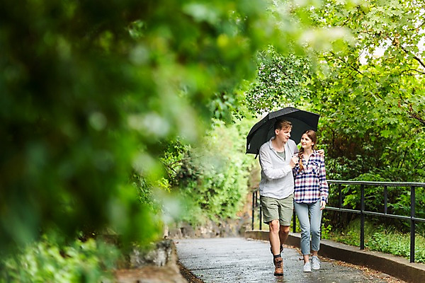 포토 JPG 전신 서양인 나무 커플 공원 여자 남자 데이트 우산 들기 사람 20대 성인 두명 앞모습 산책 산책로 비 어깨에손 국내포토 자연요소 외국인 식물 공공시설 길 뷰포인트 관계 모션 날씨 휴식 청년 파일형식