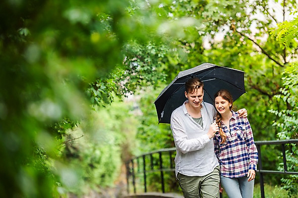 포토 JPG 서양인 커플 공원 여자 남자 데이트 우산 나뭇잎 미소 들기 사람 상반신 20대 성인 두명 앞모습 산책 비 어깨에손 국내포토 자연요소 외국인 공공시설 뷰포인트 잎 관계 모션 날씨 휴식 표정 청년 파일형식