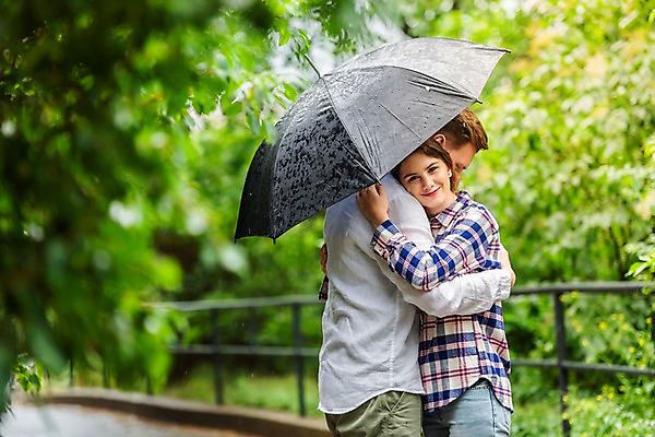 포토 JPG 서양인 나무 커플 응시 공원 여자 남자 데이트 우산 난간 안기 사랑 미소 들기 사람 상반신 20대 성인 두명 옆모습 비 국내포토 자연요소 외국인 식물 시선 공공시설 감정 뷰포인트 관계 모션 날씨 표정 청년 파일형식